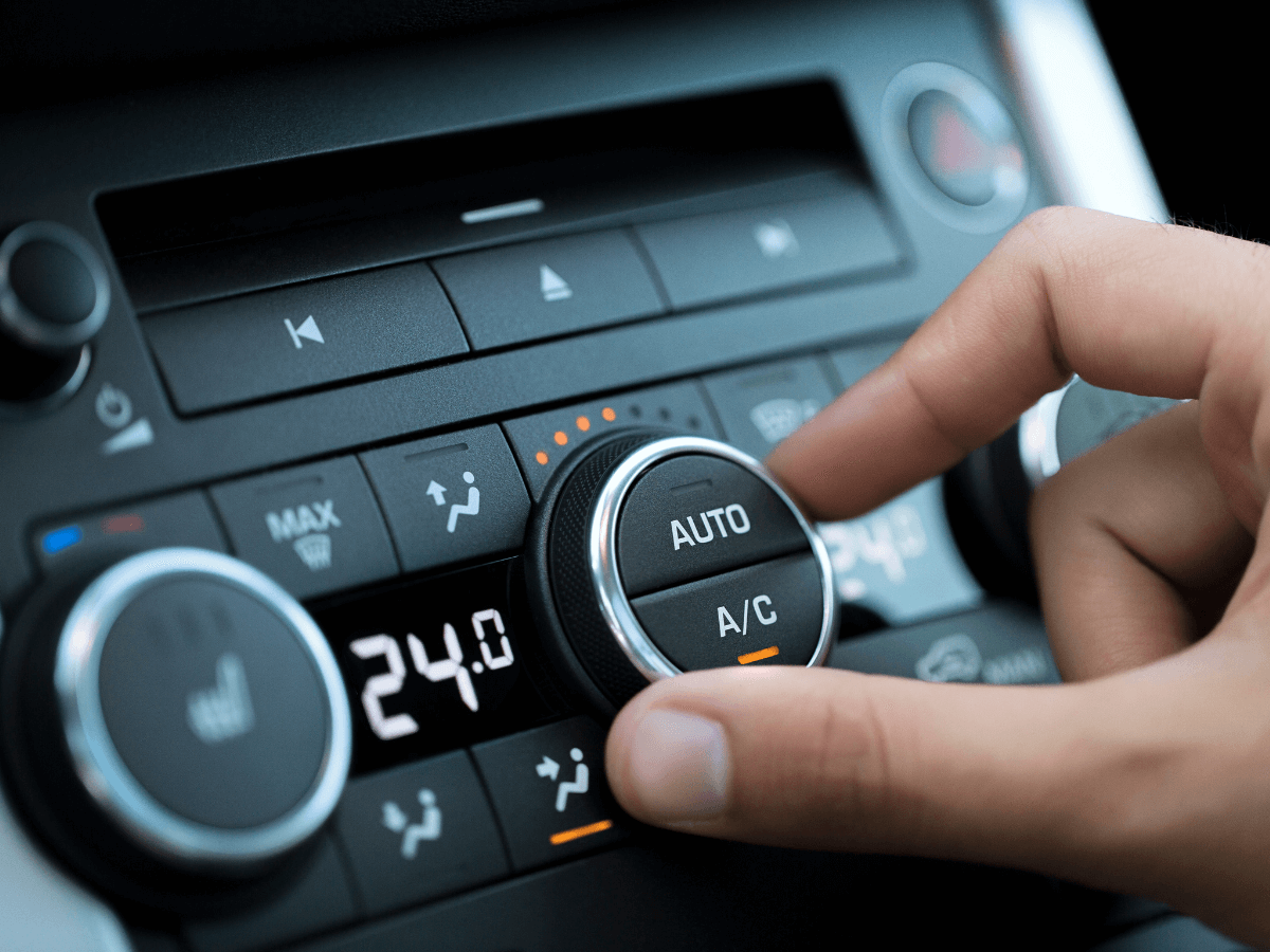 Jak bezpiecznie schłodzić wnętrze auta?